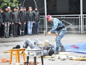 Фото: У Полтаві бійці "Беркут" "рекламували" осіннім призовникам службу в армії