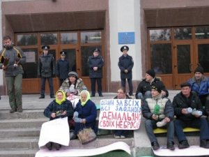 Мітинг під стінами полтавської облдержаміністрації. День четвертий: достукатися і докричатися