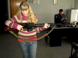 Фото: Полтавські експерти: Люди не поспішають здавати зброю через ситуацію в країні та світі