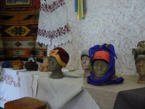 У Полтаві показали старовинний жіночий головний убір
