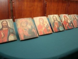 Фото: Родина Кукоби подарує старовинні ікони Свято-Успенському собору