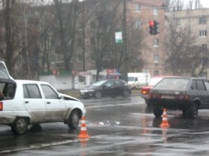 Фото: ДТП у Полтаві: на Маршала Бірюзова не розминулись два легковики