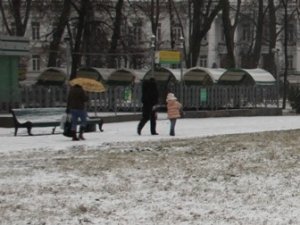 Фото: Сьогодні полтавці ховалися від снігу під парасольками