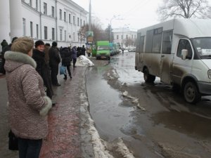 У Полтаві через плюсову температуру важко вийти з громадського транспорту