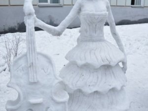 Фото: У Полтаві студенти зліпили із снігу дівчину з віолончеллю
