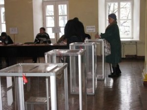 Фото: Вибори у Полтаві: проголосував кожен п’ятий, 1 бюлетень, можливо, винесли