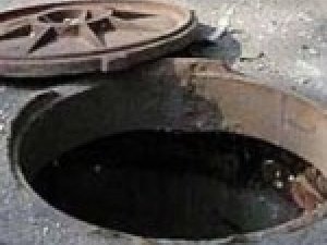 У Полтаві затримали чоловіка, який викрадав кришки каналізаційних люків