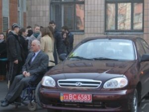 Школярі з Полтави добились, аби їхньому вчителю дали автомобіль