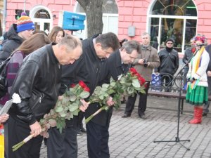 У Полтаві поклали квіти до пам’ятника Гоголю – фоторепортаж