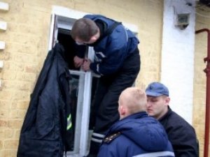 У Полтаві 92-річну жінку визволяли з власної квартири