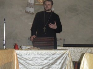 Фото: Полтавські підлітки, засуджені до покарань, слухали лекцію у підвалі церкви