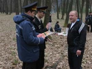 У Полтаві рятувальники, аби попередити пожежі, роздають спеціальні листівки