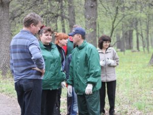 Як полтавська влада міський парк прибирала: фоторепортаж