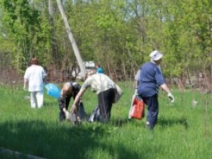 У Полтаві лікарі прибирали біля пологового будинку: винесли 40 мішків сміття та знайшли безхатьків