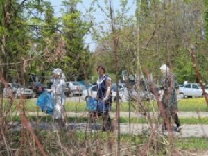 У Полтаві лікарі прибирали біля пологового будинку: знайшли безхатьків (фоторепортаж)