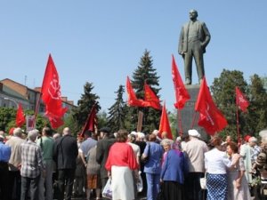 Фото: У Полтаві біля пам’ятника Леніну проходить мітинг