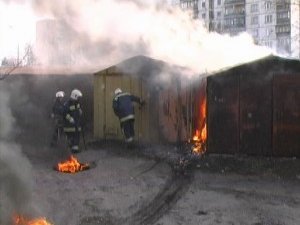 Пожежа у Полтаві: горіли три гаражі