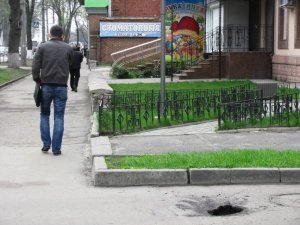 Фото: Яму в центрі Полтави уперто не помічають й не латають