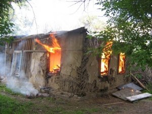У Полтаві горіли руїни, де прописано кілька родин: версії причини пожежі