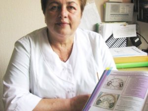 Професор з Полтави винайшла пластину, що вирівнює прикус, а її донька – щоденник пацієнта