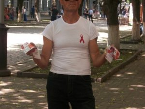 Фото: У центрі Полтави сьогодні роздавали презервативи та розповідали про СНІД