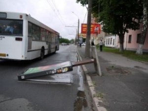 Я-Репортер. У Полтаві на проїжджу частину упав сіті-лайт