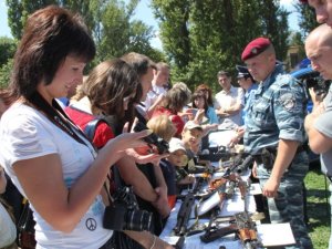 Фото: Полтавська міліція влаштувала у школі недитяче шоу: фоторепортаж