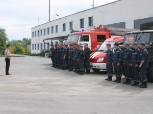Фото: Полтавські рятувальники тренувалися гасити пожежу на аеродромі