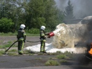 Полтавські рятувальники тренувалися гасити пожежу на аеродромі