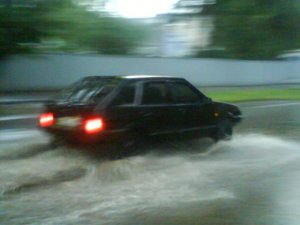 Я-Репортер. У Полтаві через зливу вулиці перетворились на водоймища