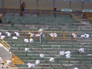 Фото: Фотофакт. На стадіоні «Ворскла» у Полтаві міняють сидіння