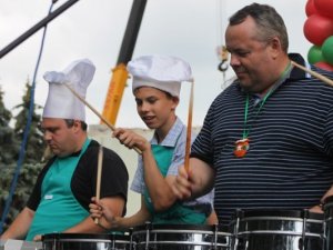 У Полтаві на День галушки мер та заступник губернатора грали на барабанах