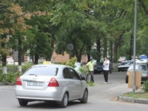 У Полтаві на автомобіль упало дерево (фото)