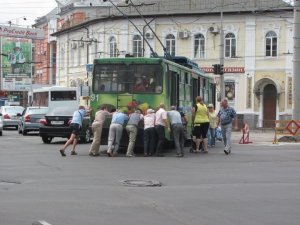 Фото: Я-Репортер. Полтавці штовхали тролейбус в центрі міста