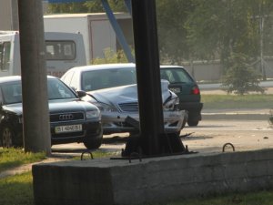 Фото: ДТП у Полтаві на вулиці Маршала Бірюзова: зіткнулися два автомобілі