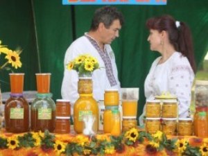 Полтавці смакували мед та напій козаків - фоторепортаж