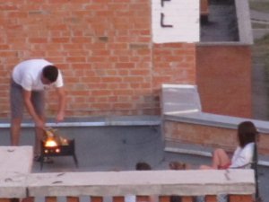 Я-Репортер. У Полтаві на даху багатоповерхівки смажили шашлик (фото та відео)