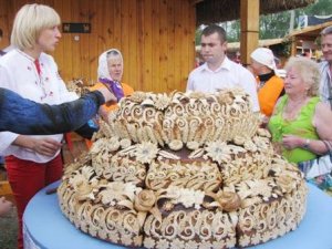 У Сорочинцях на Святі сала співали і годували короваєм-велетнем
