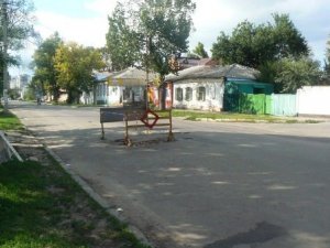 Фото: Фотофакт. На полтавській вулиці яма стала перепоною для автомобілів