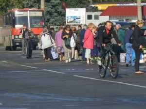 Полтавські продавці стихійних ринків щодня ризикують життям, торгуючи