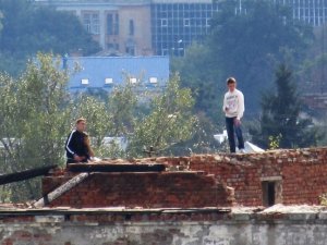Фото: Я-Репортер. На крышу Кадетского корпуса регулярно залезают отчаянные полтавчане (фото)