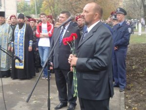 Два мери Полтави прийшли на відкриття скульптури своєму попереднику (фото)