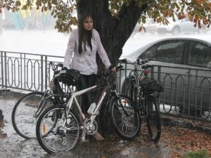 Полтавці в костюмах та вечірніх сукнях їздили по місту на велосипедах (фото)