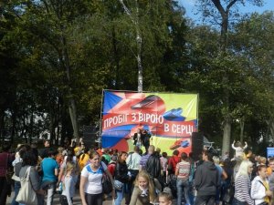 Полтавці проміняли виступ зіркового гостя на безкоштовний йогурт (фото)