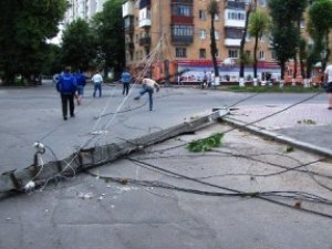 Енергетики попереджають про небезпеку від сильних поривів вітру