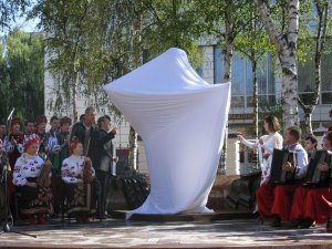 У Полтаві відкрили музичний пам'ятник Раїсі Кириченко