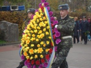 У Полтаві поклали квіти до обеліску слави (фото)