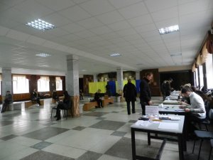 Полтавці не поспішають голосувати: репортаж з виборчих дільниць (фото)