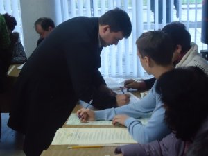 Фото: Як у Полтаві голосували кандидати у нардепи: Володимир Макар голосував один, але не за себе (фото)