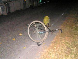 Полтавець на вантажівці збив велосипедистку